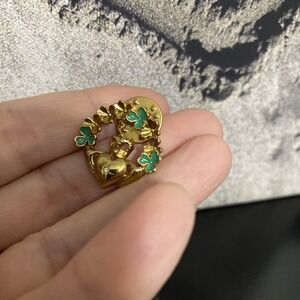 Retro Lapel Pin Avon Goldtone Irish Claddagh Friendship Heart Hands Clover Crown